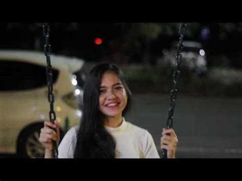 Lagu beraliran folk pop ini dirilis pada tahun 2010 sebagai salah satu lagu dari album perdana mereka yang berjudul payung teduh. Lirik Perempuan Yang Sedang Dalam Pelukan Payung Teduh - Gambar Ngetrend dan VIRAL