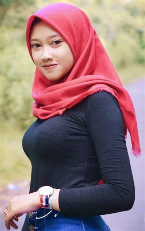 Sepasang payudara yang selama ini tersembunyi di balik jubah dan jilbab lebar yang selalu dikenakan teh euis kali ini ada dalam remasanku yang kian liar. Pin di Jilbab cantik