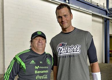 Hasta hoy, tom brady no ha donado nada a nadie. Tom Brady Posed for Fun Photo with Mexico Coach Miguel ...