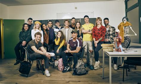 Dann schreib uns einen kommentar. Krass Schule-Rocco: Fliegt seine Affäre mit einer Lehrerin ...