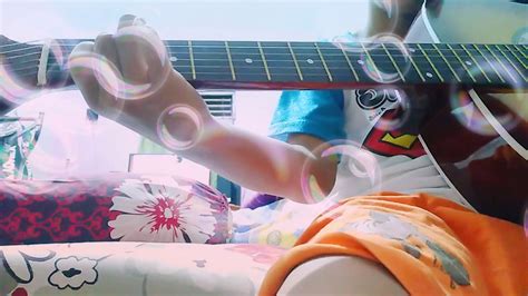 Kunci dasar pada gitar dibagi menjadi 2, yaitu kunci dasar biasa atau kunci dasar minor. Belajar kunci gitar e minor - YouTube