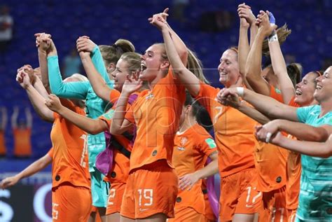 Check 'piala' translations into english. Belanda Catatkan Sejarah di Piala Dunia Wanita | Republika ...