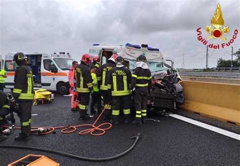 L'autostrada è rimasta chiusa per diversi minugi causando una lunga coda. Incidente tra ambulanza e tir in autostrada - Notizia Oggi ...