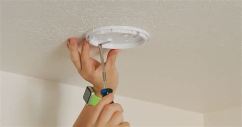 I tried turning the main compartment while holding the base and it doesn't budge. Smoke Detector - Installation Guide