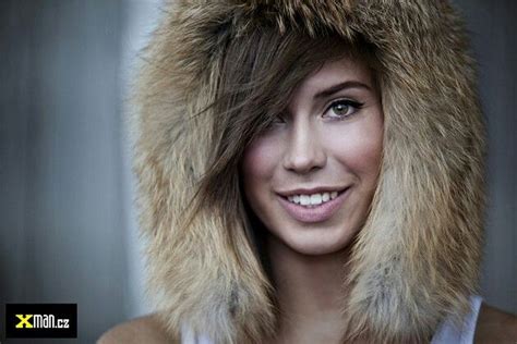 Samková eva tropi hlouposti denilen kendi gösterisi var (around the eva fools) ünlü bağlı olarak adlandırılmaktadır çek komedi filmi ile. Eva samkova