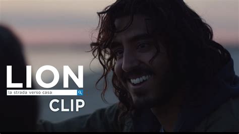 Dev patel in una scena del film. Lion - La strada verso casa (Dev Patel, Rooney Mara ...