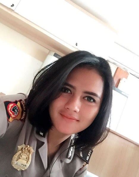 Penyebabnya, foto hot polwan cantik meksiko itu beredar di media sosial. Foto Bripda Aisyah, polwan cantik yang ikut menggerebek teroris - CB Blog Foto