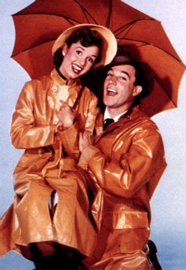 L'actrice d'à peine 20 ans y chantait singin' in the rain dans l'imperméable jaune d'une kathy selden qui lui. Épinglé sur George Michael