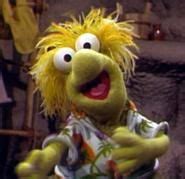 The fraggles are anthropomorphic creatures, about 22 inches (1.8 ft) tall, with fur in a wide variety of colors and a tail similar to a lion's, with a tuft of fur on the end. Wembley Fraggle | Wembley, Muppets, Jim henson