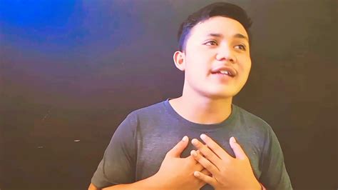 Tidak mau ketinggalan cwok ini juga ingin cover lagu ...