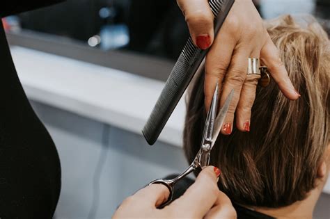 Il faut ensuite se spécialiser via des formations privées ou des stages auprès de maîtres barbiers. Formation Barbier Sans Cap Coiffure - Formation En Ligne ...