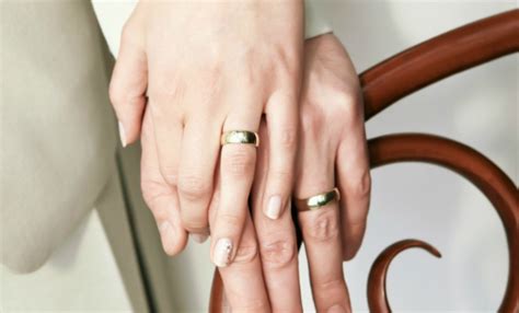 Cincin jenis palladium termasuk salah satu alternatif cincin yang boleh dikenakan oleh pria muslim, selain perak. CINCIN KAWIN - Cincin Tunangan, Ini Aturannya! | ORORI.com