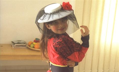 תחפושת מהממת של עוגת קצפת בשלוש קומות, הרי בנינו מי לא היה רוצה להיות עוגה תחפושת מכונת מסטיקים: N12 - ממשה דיין ועד אלזה: מסע בעקבות התחפושות