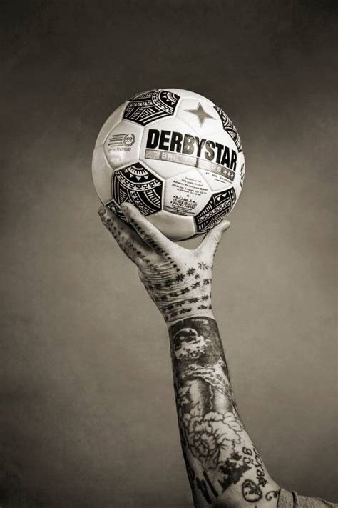 List of dutch eredivisie balls. Tattookoning Henk Schiffmacher ontwerpt eredivisiebal ...