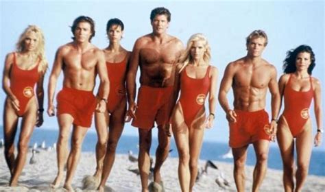 Alerte à malibu (baywatch) est une série télévisée américaine composée de 243 épisodes de 45 minutes la série connaitra par ailleurs plusieurs téléfilms, une série dérivée (un privé à malibu). Les séries télé des années 90 - Femmes d'Aujourd'hui