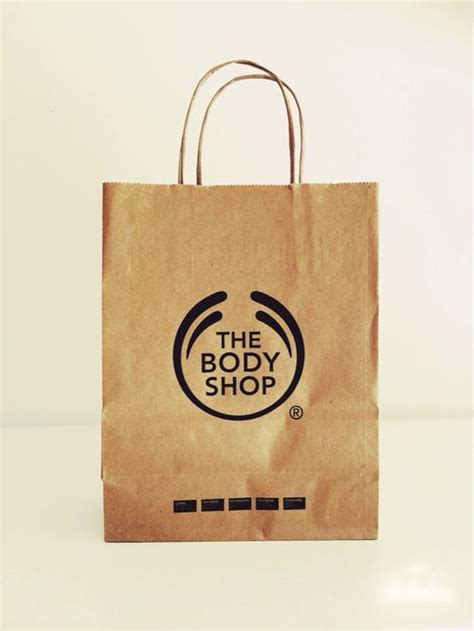 Bewertungen lesen für the body shop beauty bag moringa 5.0 ursprünglich erschienen auf the body shop beauty bag moringa. bag it up! | Paper shopping bag, The body shop, Bags