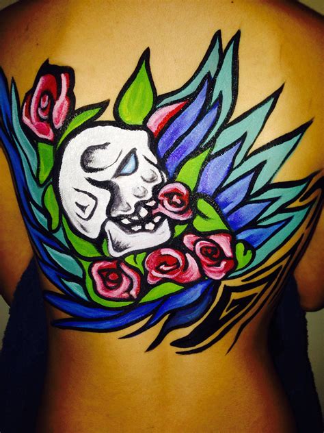 The superb skull and snake tattoo with the red roses carved on the forearm fascinates with the harmonious color combo. Skull n roses body art | Body art, Art, Tattoos