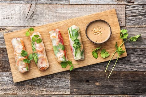 Je me suis régalée, j'ai adoré la fraîcheur de la menthe dans chaque rouleau de printemps ! 4 recettes de rouleaux de printemps | The Fresh Times