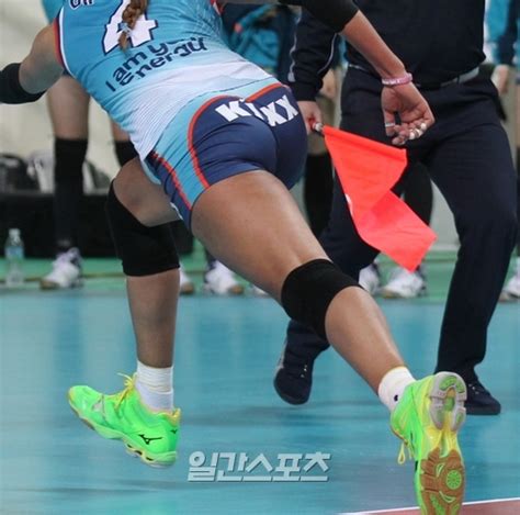 Jun 07, 2021 · 출처 : 여자 배구 중계화면서 잡힌 민망장면 '굳이 클로즈업 까지 ...
