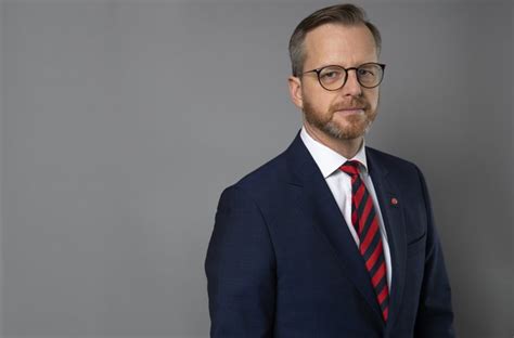 Damberg valdes till riksdagsledamot för stockholms läns valkrets vid riksdagsvalet 2002. DAMBERG (S) SVARSLÖS OM DE ALLT FLER SKJUTNINGARNA OCH ...