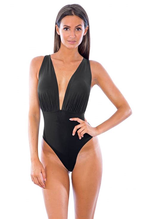 A l'image de son confrère le bikini, le maillot de bain une pièce suit rigoureusement les tendances. Maillot De Bain Une Pièce Noir, Décolleté Plongeant ...
