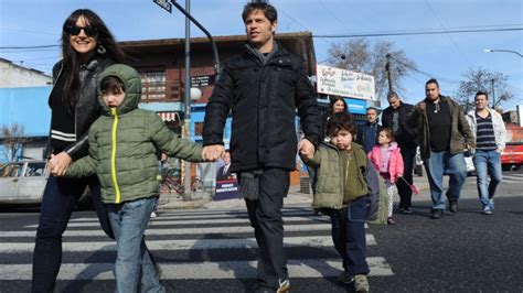 Durante la ceremonia de asunción de axel kicillof como gobernador de la provincia de buenos aires, sus hijos león (10) y andrés (7) y su esposa soledad quereilhac lo acompañaron en su entrada a la. Agredieron a Axel Kicillof en el colegio de su hijo ...