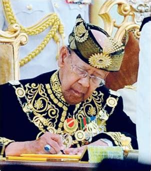 يڠدڤرتوان اݢوڠ‎), also known as the paramount ruler, the supreme head or the king. "SULTAN MELAKA DARUL ISLAM" OFFICIAL BLOG: TITAH BERKENAN ...