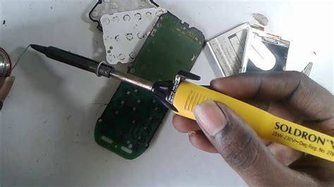 Jika nokia 105 anda mati total atau matot padahal bisa kita lihat bahwa kondisi pcb masih bagus dan mulus belum tersentuh blower atau water damage silahkan anda solder ulang di bagian capasitor dan resistor seperti yang bisa anda lihat pada gambar dibawah ini. Nokia 105 Dead Solution - YouTube