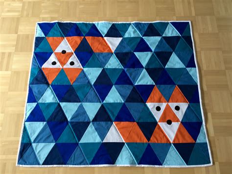 Much like a patchwork quilt where each patch has its own unique shape and design, but is united to the whole.: 'Patchworkdecke aus Dreiecken' von Annika H. - Nähprojekte ...