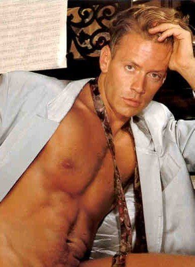 Goditi la nostra enorme collezione porno gratuita. Rocco Siffredi nel bagno di un locale con due avventrici ...