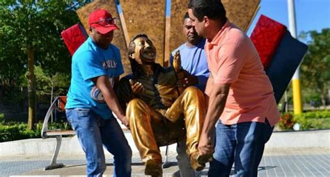 Bienvenidos, cuenta oficial de mamávila madre de @diomedesdiaz y abuela de #martinelías dos representativos artistas de. Escultura de Diomedes Díaz, a mantenimiento tras abusos.