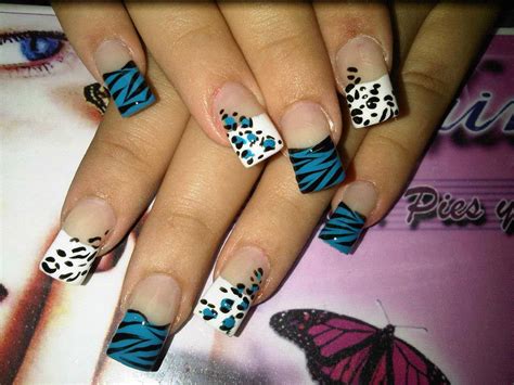 Uñas con lineas y triángulos muy originales. 25 Diseños de Uñas de Animales | Jirafa, Vaca, Leopardo, Cebra - ε Diseños de Uñas Decoradas з