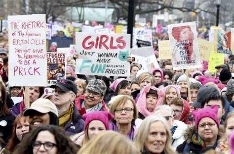 Ich hoffe, dass es irgendwann normaler wird. Weltfrauentag in Stuttgart: Stricken aus Protest gegen ...