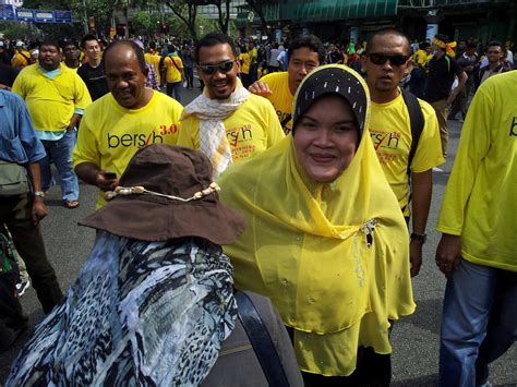 Born 3 january 1965), known monomously as aishah, is a singer and politician from negeri sembilan, malaysia. Wan Aishah Wan Ariffin Bersih 3.0 | Vamp Malaysia