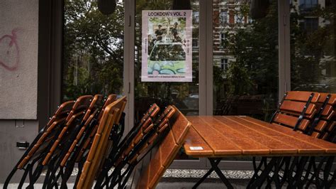 Malgré le confinement, certaines communes de france continuent de voir de des affiches qui ne font pas l'unanimité. Coronavirus dans le monde : reconfinement en France ...