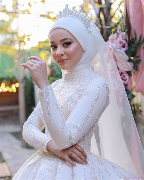 We have collected wedding ideas based on the wedding fashion week.güzel ve şık görünmek isteyenler ama aynı zamanda sade bir gelin saç modeli isteyenler bunu özel günlerinde kullanabilirler. 2021 Sezonunun En Trend 30 Kapalı Gelin Başı Modeli