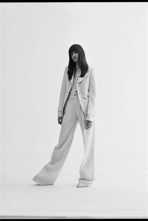 Un grand merci à gucci pour le stylisme de clara luciani, a repetto, ainsi qu'à émilie de blow up vintage aix pour sa disponibilité et son aide précieuse. Le Portfolio mode de Clara Luciani - Mixte Magazine