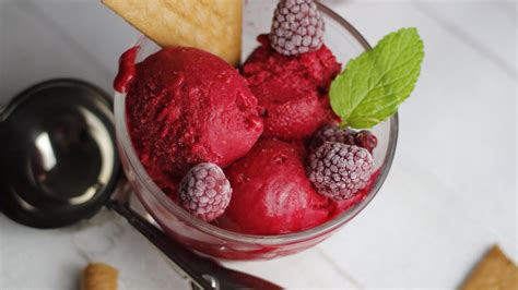 Toute la saveur de la glace se trouve dans son goût mais aussi dans son aspect. Glace à la framboise ( sans sorbetière ) - YouTube