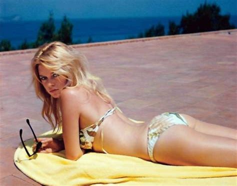 Alberti, ilk bakışta şehirden nefret etmesine rağmen sonunda ona ısındığını söyledi. Gossip news: Il Bikini compie 70 anni da Vip e non li dimostra