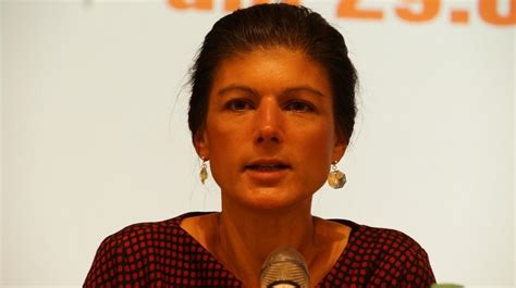 Natürlich werde ich mich auch in der bewegung aufstehen weiter engagieren. Sahra Wagenknecht übt schwere Kritik an ihrer Partei ...