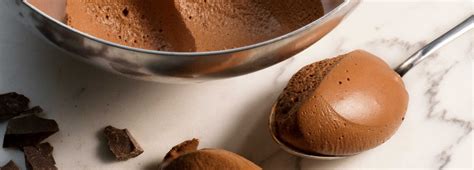 Fold the pate a bombe into the very warm chocolate. Mousse au chocolat noir à base de pâte à bombe | Callebaut