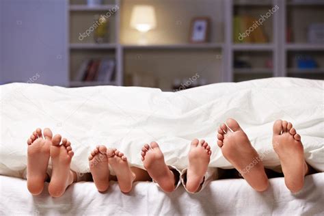 Siggi und beate sind ein pärchen, das sich eine wohnung teilt. Füße unter einer Decke — Stockfoto © Deklofenak #5147858