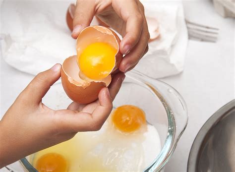 Here's How to Separate Egg Yolks From Egg Whites | Eat This Not That