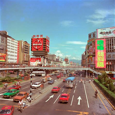 It borders kaifeng to the northwest, zhoukou to the southwest, and the provinces of shandong and anhui to the northeast and southeast respectively. 中華商場的長廊歲月（李國修口述）