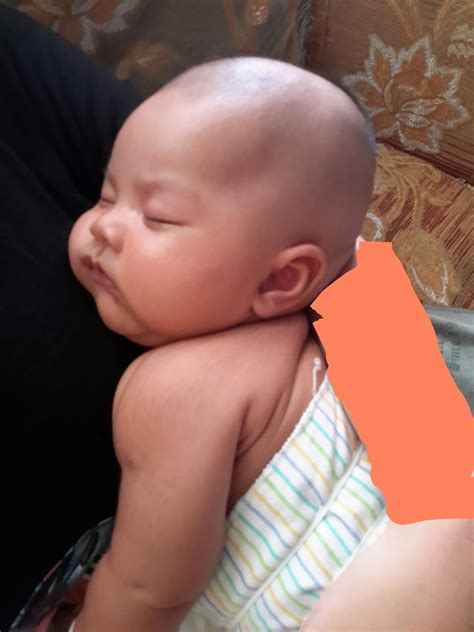 Bayi selalu mengalami masalah kembung perut mungkin akibat dari ketidaksuaian suhu atau pemakanan. blog MEKHANA: Minyak telon terbaik untuk bayi kembung.