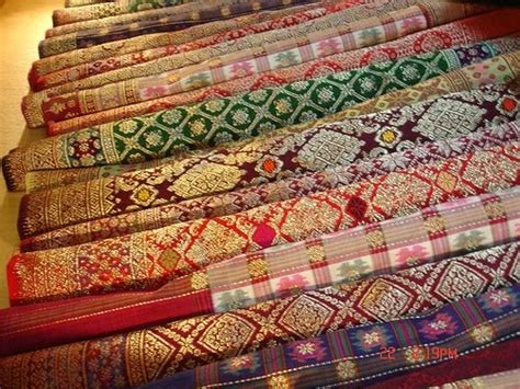 Dalam upacara perkawinan, misalnya, mengenakan kain songket menjadi keharusan dalam tradisi sebagian masyarakat melayu. pendidikan seni visual: TENUNAN SONGKET