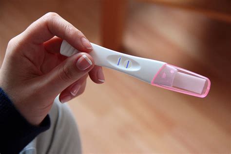 من أكثر اعراض الحمل المبكر وضوحا واهمهم سببا لعمل اختبار الحمل هو عدم نزول الدورة الشهرية. اختبار الحمل المنزلي بالصور - موسوعة