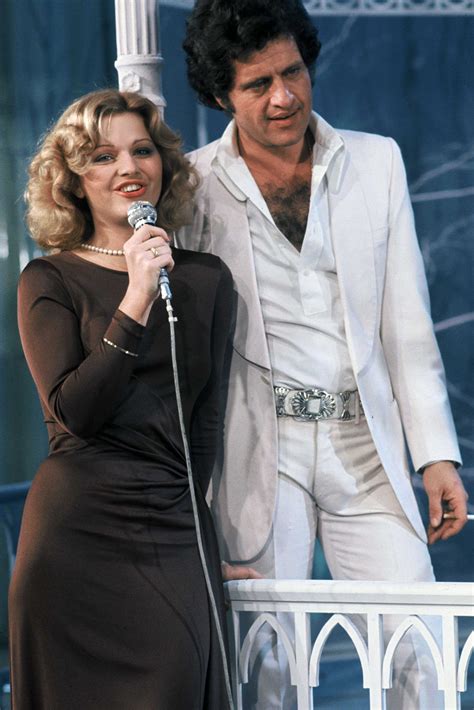 Elle vit son enfance au mexique puis retourne à 12 ans aux usa où elle se passionne pour la musique, le théâtre. Jeane Manson, en couple avec Joe Dassin