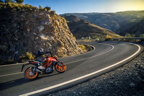 The feature list of duke 390 includes abs, pass switch, sport riding modes and optional side reflectors. Foguete evoluído: Nova KTM 390 DUKE ABS chega ao Brasil