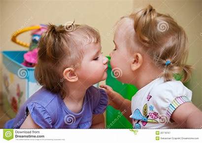 Meninas Beijo Baciare Bambine Meisjes Kussen Twee